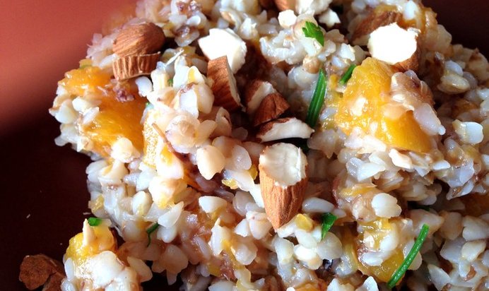 Гречневая каша на кокосовом молоке с тыквой, петрушкой и миндалем