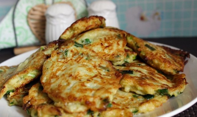 Кабачковые оладьи с зеленым луком