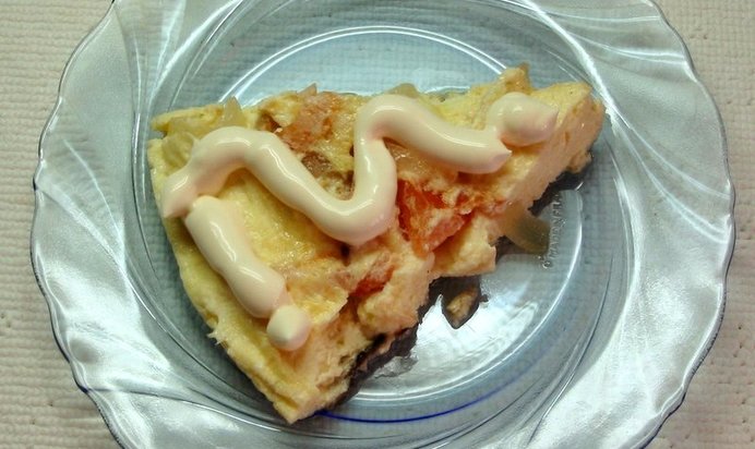 Омлет с луком и помидором