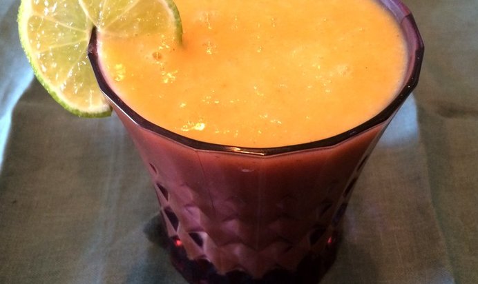 Смузи из манго и груши с гречневыми хлопьями