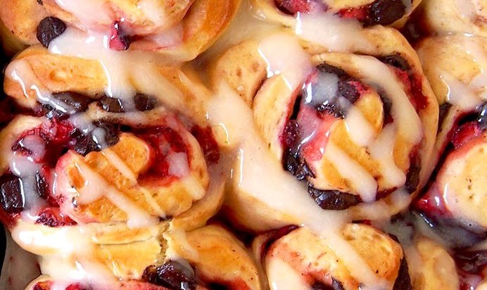 Клубнично-шоколадные роллы с ягодным кремом