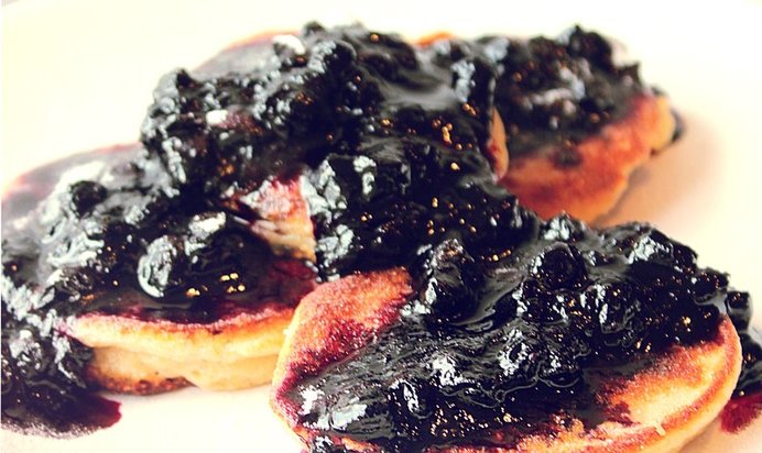 Сырники с черничным топпингом