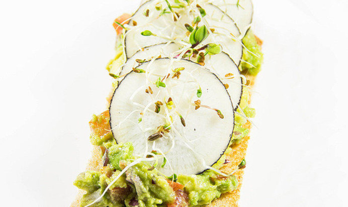 Тост с гуакамоле и черным редисом