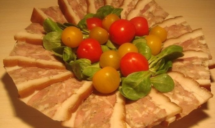 Запеченное прессованное свиное сало с мясом
