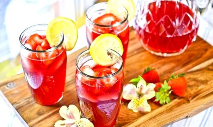 Лимонад с гибискусовым чаем и клубникой