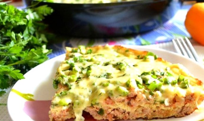 Омлет с фаршем на сковороде