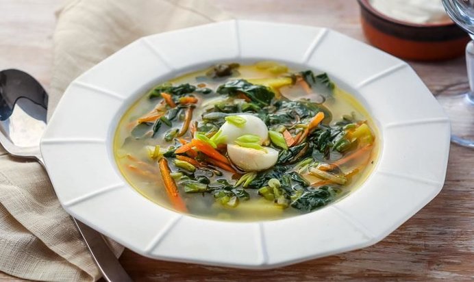 Щи зеленые с яйцом на мясном бульоне