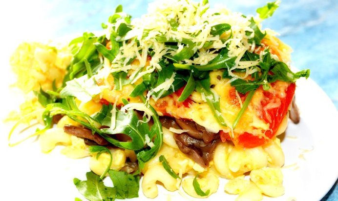 Запеканка из макарон с сыром, помидорами и грибами