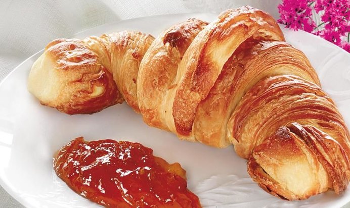 Французский завтрак (круассан и кофе с молоком)