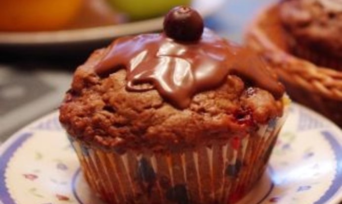 Маффины с шоколадом и черной смородиной