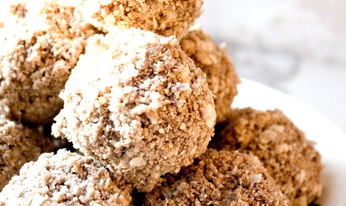 Пирожные с изюмом в шоколадной глазури