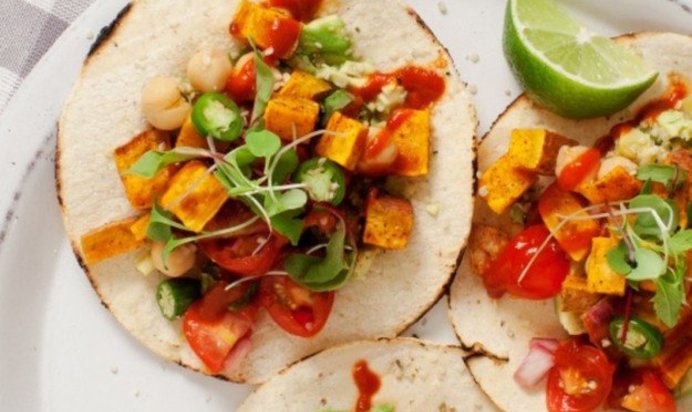 Тостада с бататом и авокадо