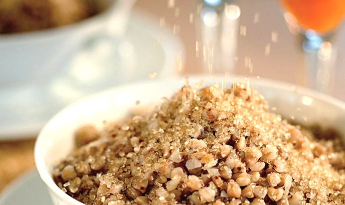 Рассыпчатая гречка с яблочно-морковным шотом