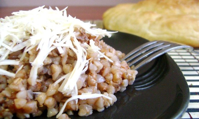 Гречка с томатной пастой и сыром в мультиварке