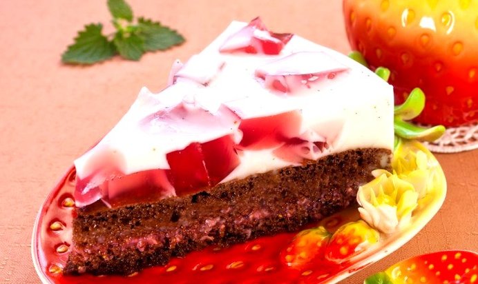 Шоколадный торт с молочно-клубничным желе