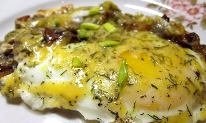Яичница с грибами и сыром