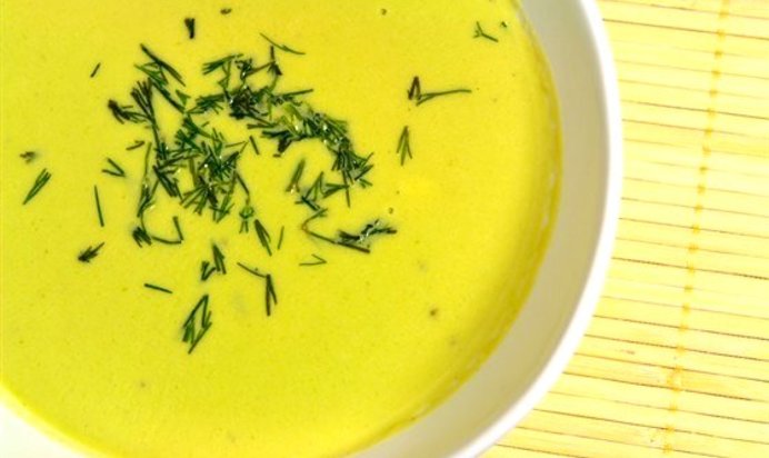 Ледяной гороховый суп с зеленым супом и мятой