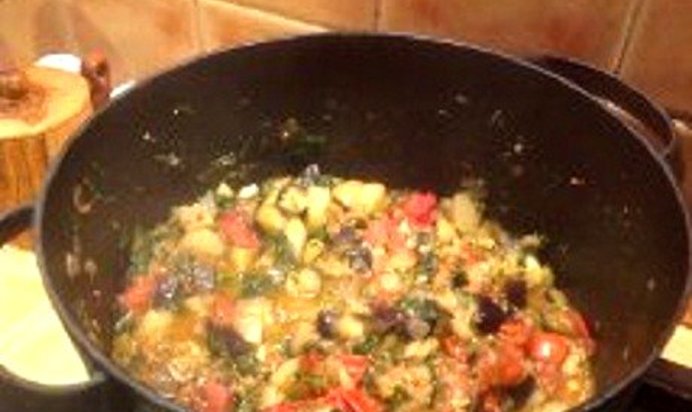 Аджапсандали с цыпленком табака