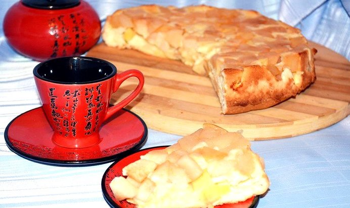 Бисквитная шарлотка с яблоками