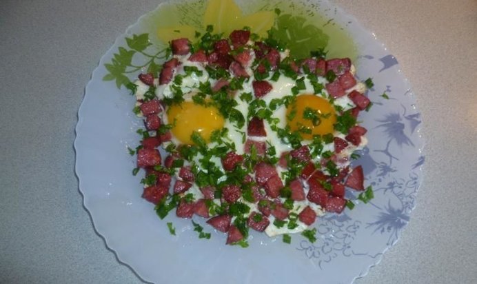 Яичница с колбасой