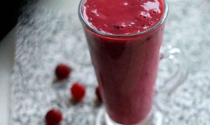 Смузи из свежих ягод с зеленым чаем