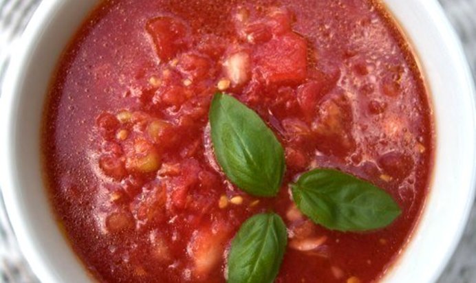 Арбузный гаспачо с базиликом