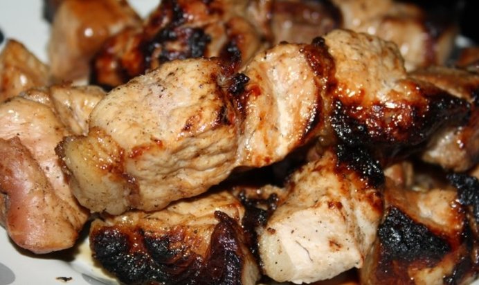 Простой рецепт вкусного и сочного шашлыка из свиной корейки на кости