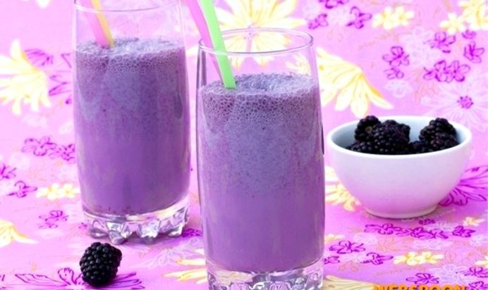 Молочный коктейль с ежевикой