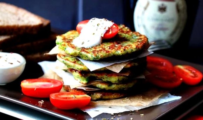 Оладьи с брокколи и пармезаном