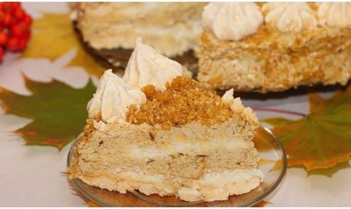 Торт-безе с кофейным кремом и грильяжем