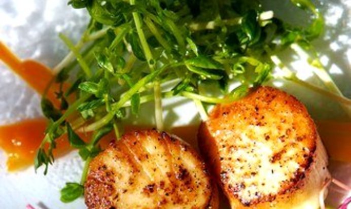 Жареные гребешки в соусе мисо и кленовом сиропе