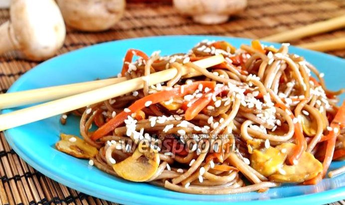 Гречневая лапша с овощами