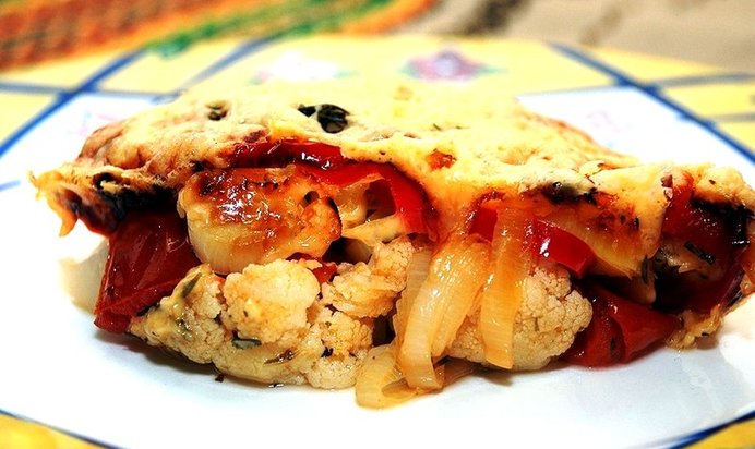 Цветная капуста с помидорами в духовке