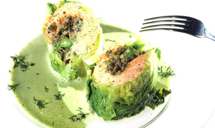 Голубцы из латука с форелью