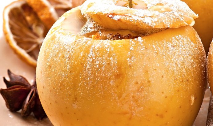 Запеченное яблоко с изюмом и овсянкой