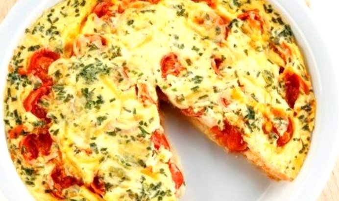 Омлет с помидорами и красным луком