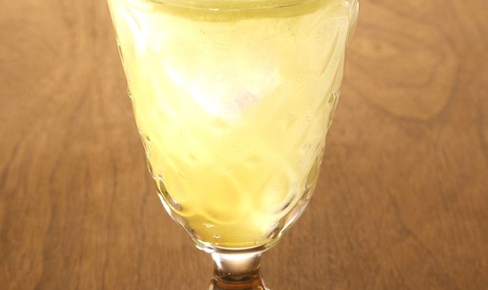 Коктейль «Виноградный физ» (Grape Fizz)