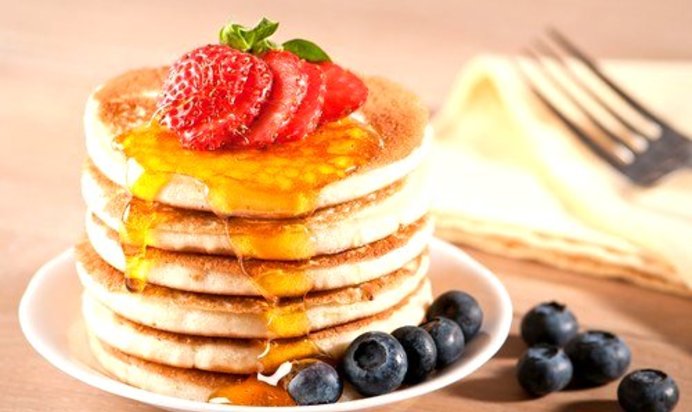 Быстрые блинчики с ягодами и кленовым сиропом