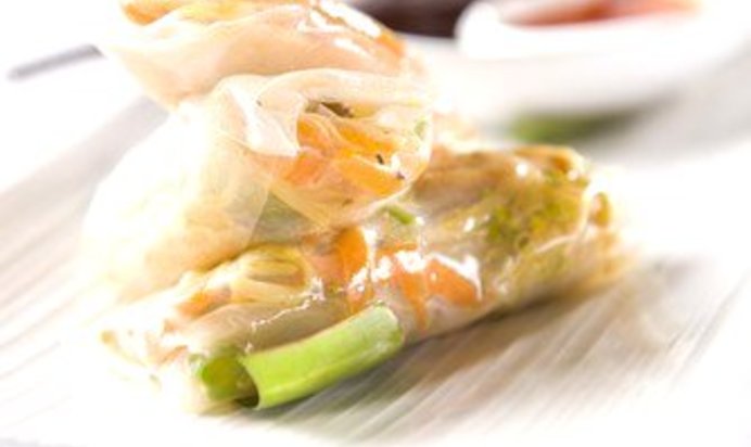 Спринг-роллы со спаржей, копченым лососем и авокадо