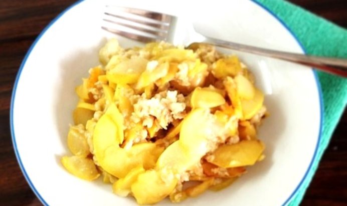 Овсянка с яблоками, грушами и курагой