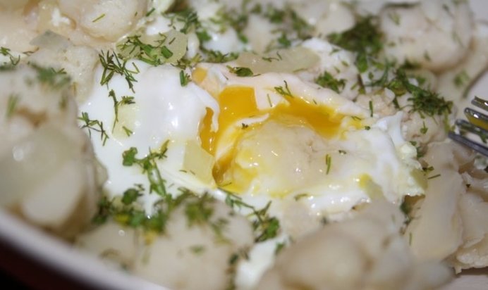 Яичница с цветной капустой и пармезаном