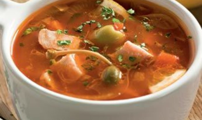 Солянка с грудинкой, приготовленной с луковой шелухой