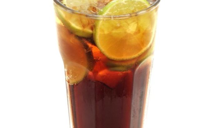 Сладкий чай с водкой и лимонадом