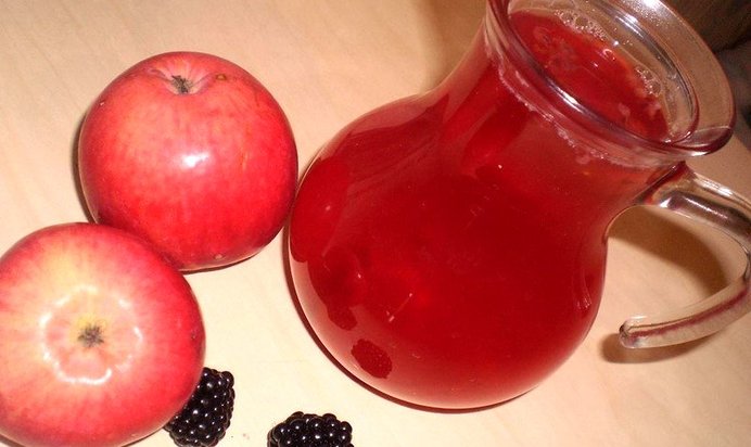 Компот из яблок и ежевики