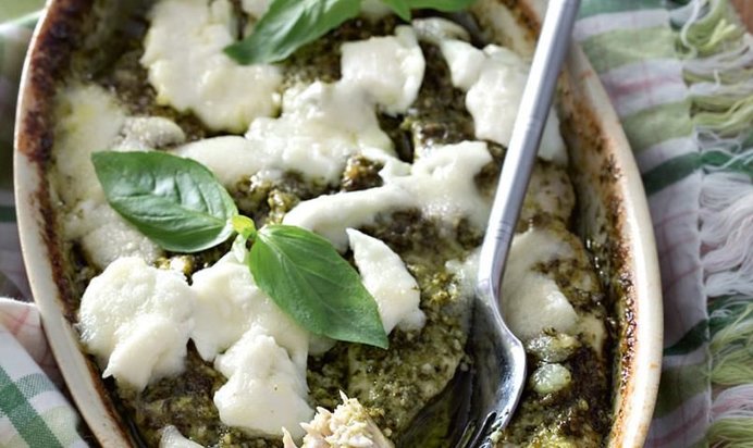 Куриное филе, запеченное в соусе песто