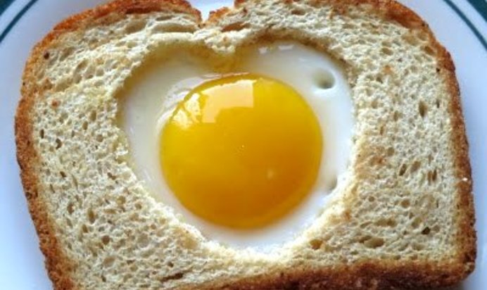 Яичница в хлебе Сердечко