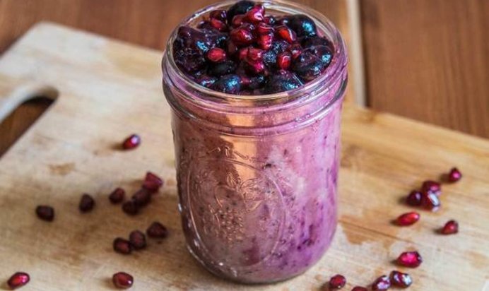 Смузи с бананом, ягодами и гранатом