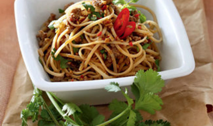 Салат из свиного фарша с рисовой лапшой