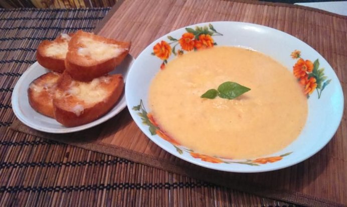 Суп-пюре из цветной капусты с чесночно-сырными гренками