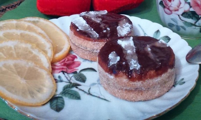 Песочное пирожное с яблочно-имбирным конфитюром и глазурью